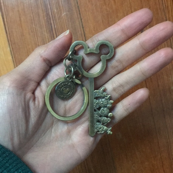 Disney brass key chain - Picture 6 of 6